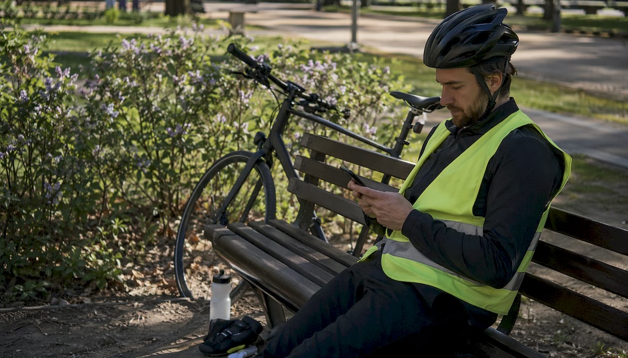 Un passionné de vélo parcourant un site spécialisé pour trouver son prochain équipement