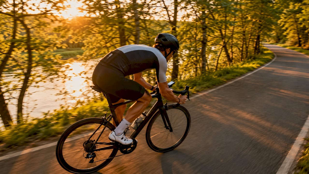Un cycliste équipé d’un casque profilé, lancé sur une route