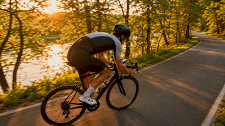 Un cycliste équipé d’un casque profilé, lancé sur une route