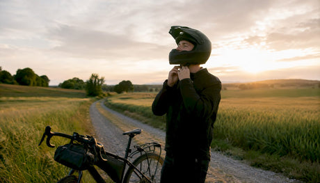 Un cycliste circulant en ville avec un casque intégral