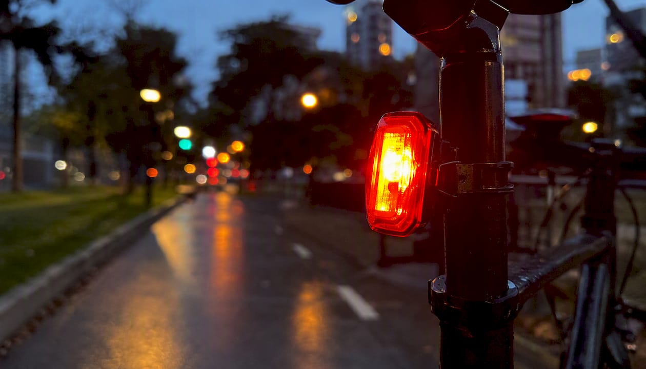 Feu arrière de vélo rouge vif allumé