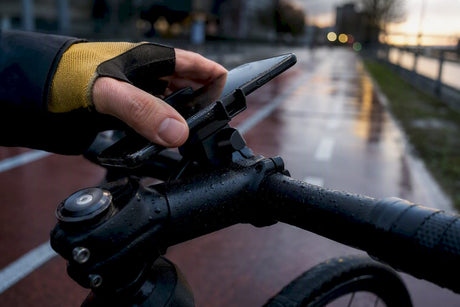 Smartphone fixé à côté de la potence du vélo