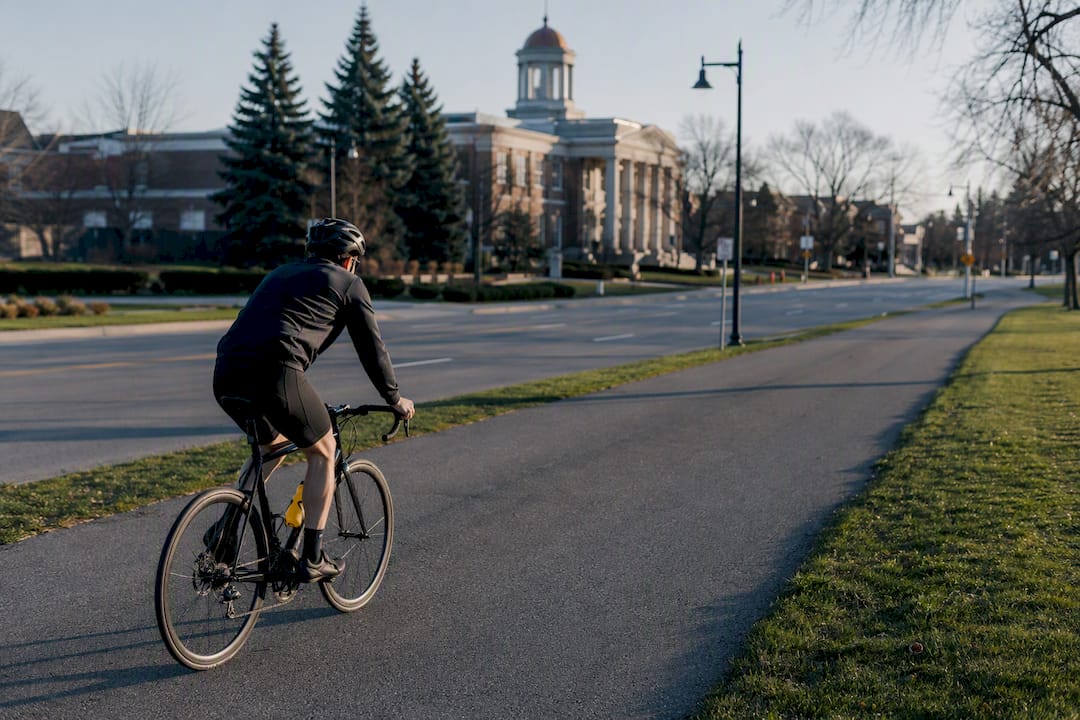 Un cycliste sur une route aux États-Unis