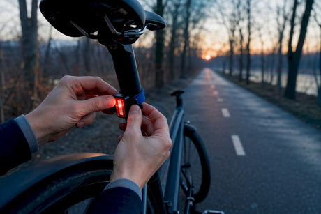 Réglage d'un feu arrière fixé à la tige de selle