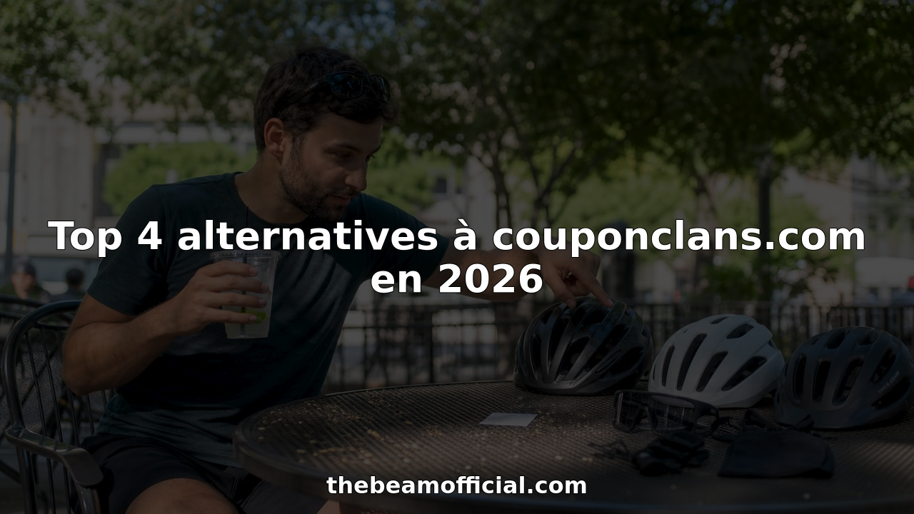 Un cycliste installé à la terrasse d’un café compare différents casques et accessoires pour son vélo.