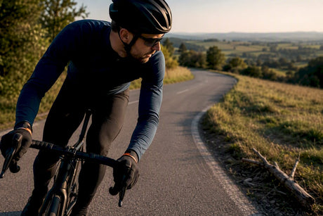 Cycliste scrutant la route en pleine courbe
