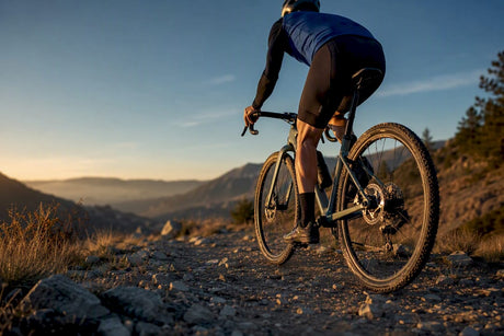 Cycliste en gravel sur un chemin caillouteux