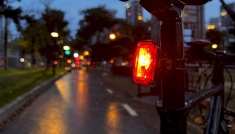 Feu arrière de vélo rouge vif allumé