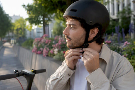 Cycliste réglant la sangle de son casque en extérieur