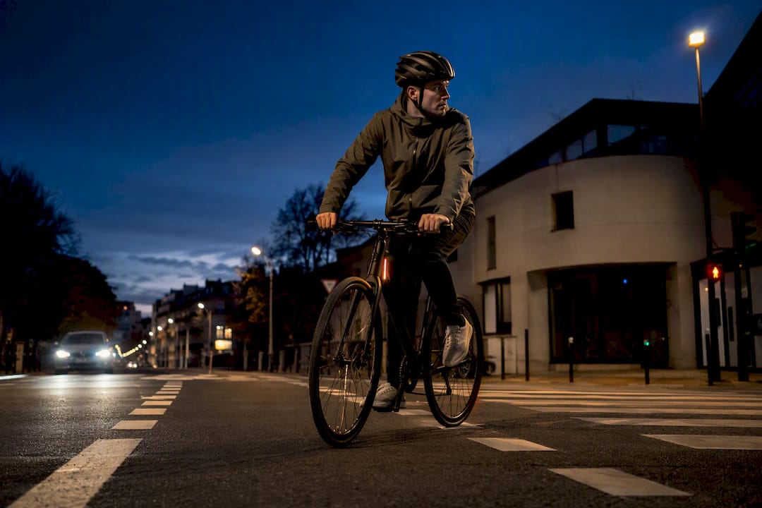 Cycliste aperçu à un carrefour au crépuscule