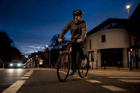 Cycliste aperçu à un carrefour au crépuscule