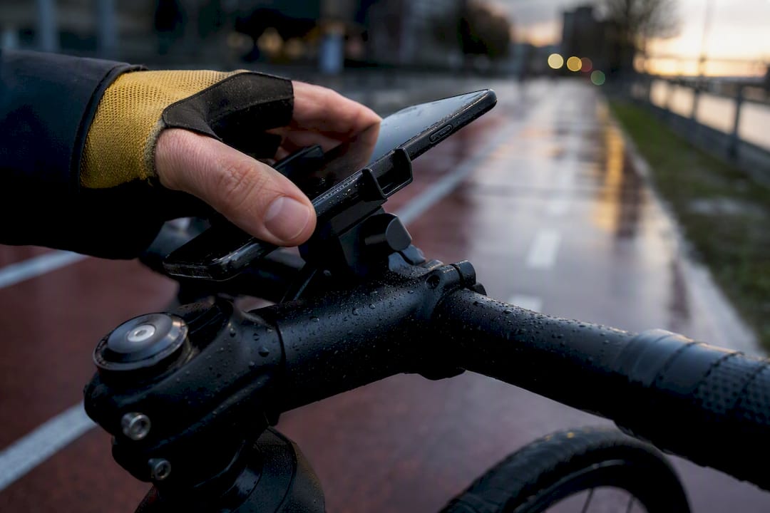 Smartphone fixé à côté de la potence du vélo