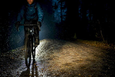 Cycliste illuminant un chemin de nuit