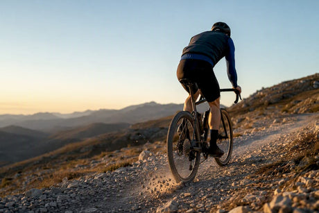Cycliste sur gravel en terrain meuble au petit matin