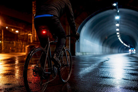 Feu arrière de vélo visible dans un tunnel