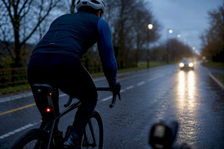 Cycliste équipé d’une caméra à l’arrière sur une route détrempée
