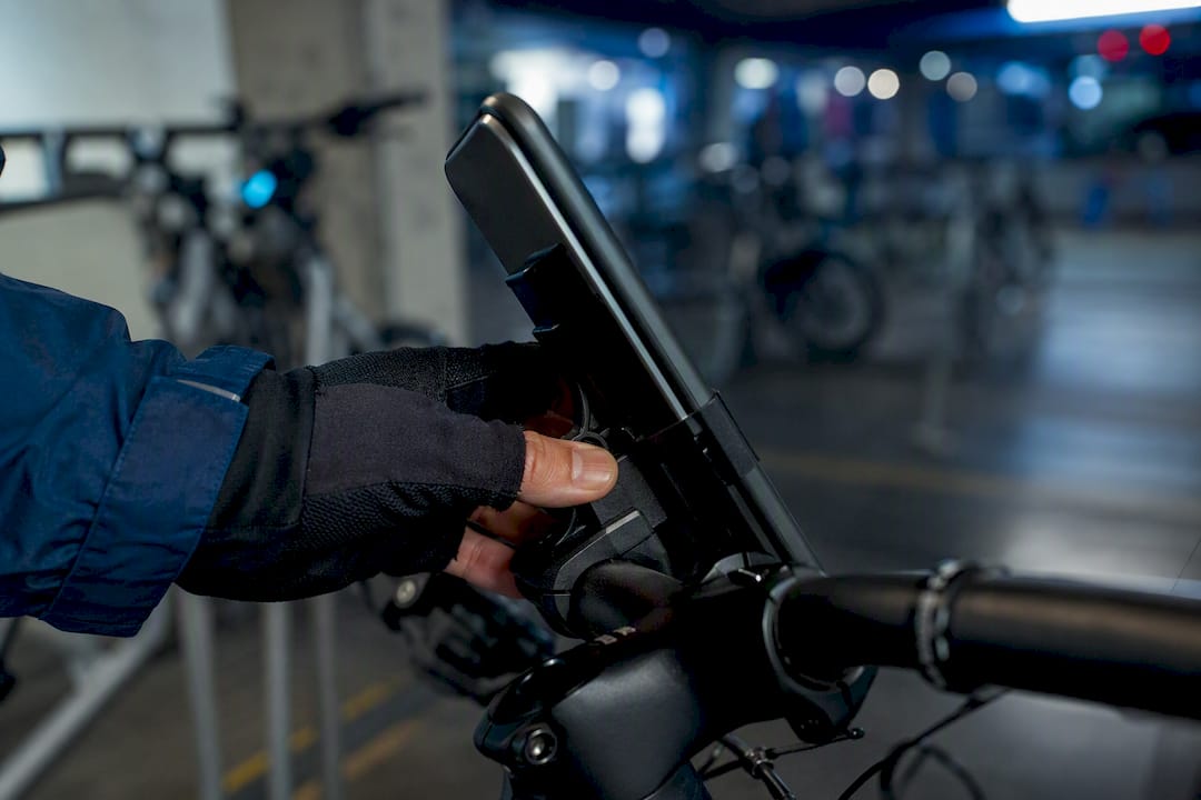 Cycliste qui vérifie un support de téléphone