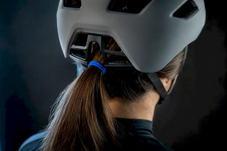 Queue de cheval insérée dans un casque