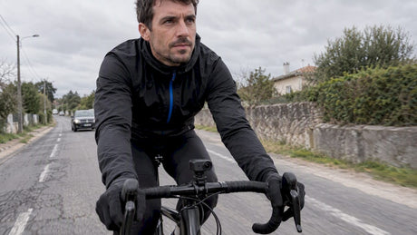 Cycliste roulant avec une dashcam fixée sur la potence